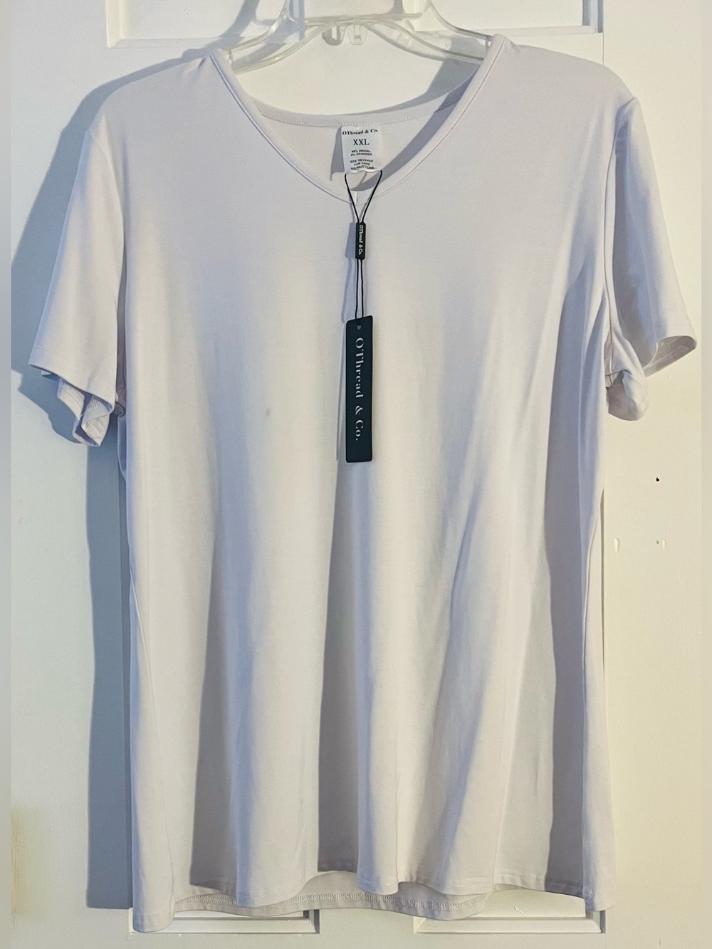 OThread & Co Women's NWT White V-NeckT-Shirt With Stretch. Size: XXL - Picture 1 of 6